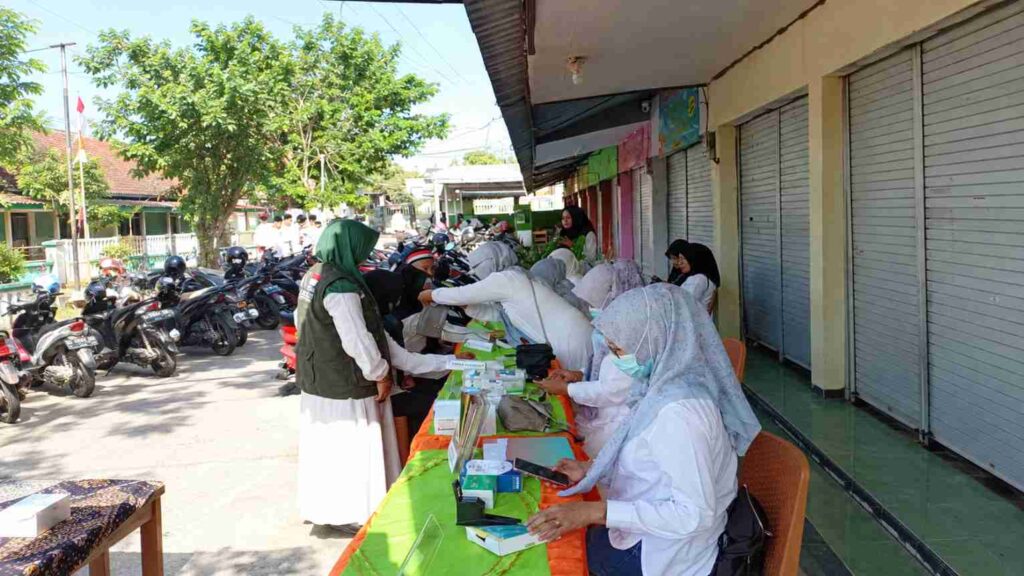 Layanan Kesehatan Komunitas di Bawah Kanopi kompres